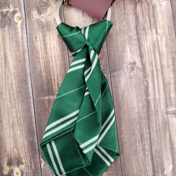 Universal Studios The Wizarding World Of Harry Potter Slytherin Tie Keychain NWT - Picture 6 of 8